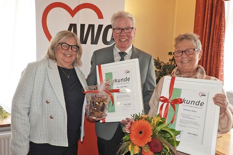 Christiane Westfehling (AWO-Kreisverband, li.) zeichnete Hans-Jürgen Weber und seine Frau Rosemarie Weber für 20 Jahre Mitgliedschaft aus. In vielen Reden wurde die tatkräftige Unterstützung der Ehefrau betont.