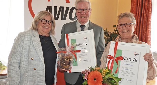 Christiane Westfehling (AWO-Kreisverband, li.) zeichnete Hans-Jürgen Weber und seine Frau Rosemarie Weber für 20 Jahre Mitgliedschaft aus. In vielen Reden wurde die tatkräftige Unterstützung der Ehefrau betont.