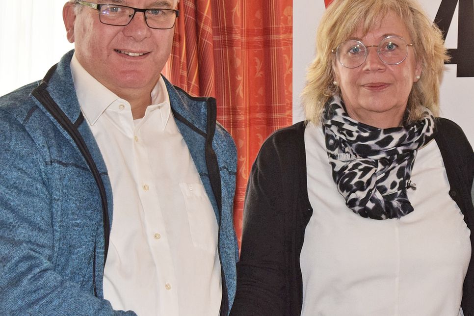 Carsten Prehn und Meike Siebert sind als Vorsitzender und Stellvertreterin das neue Führungs-Duo der AWO Malente. Ende September konnten sie auf der Jahreshauptversammlung die Mitglieder des Ortsverbandes überzeugen. Carsten Prehn tritt die Nachfolge von Hans-Jürgen Weber an, der sich in den ehrenamtlichen Ruhestand verabschiedete und dessen Verdienste zum Adieu von vielen Wegbegleitern und Mitstreiterinnen gewürdigt wurden.