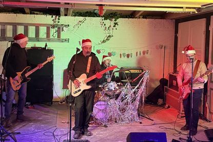 „Das Murmeln der Massen“ begeisterte beim „Rock op Wiehnacht“.