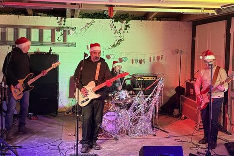 „Das Murmeln der Massen“ begeisterte beim „Rock op Wiehnacht“.