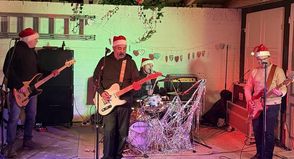 „Das Murmeln der Massen“ begeisterte beim „Rock op Wiehnacht“.