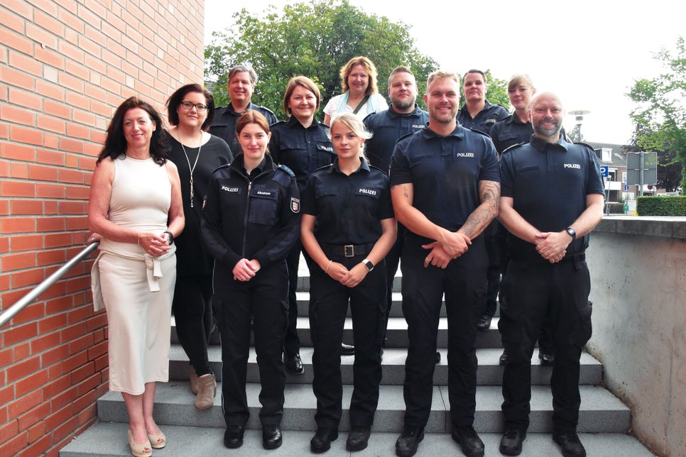 Bürgermeisterin Bettina Schäfer und die stellvertretende Ordnungsamtsleiterin Julia Lorenz haben die Polizeibeamten zum Begrüßungsfrühstück der Bäderpolizei eingeladen.