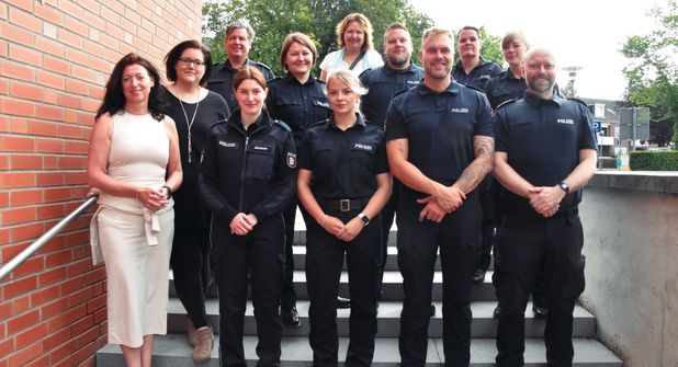 Bürgermeisterin Bettina Schäfer und die stellvertretende Ordnungsamtsleiterin Julia Lorenz haben die Polizeibeamten zum Begrüßungsfrühstück der Bäderpolizei eingeladen.