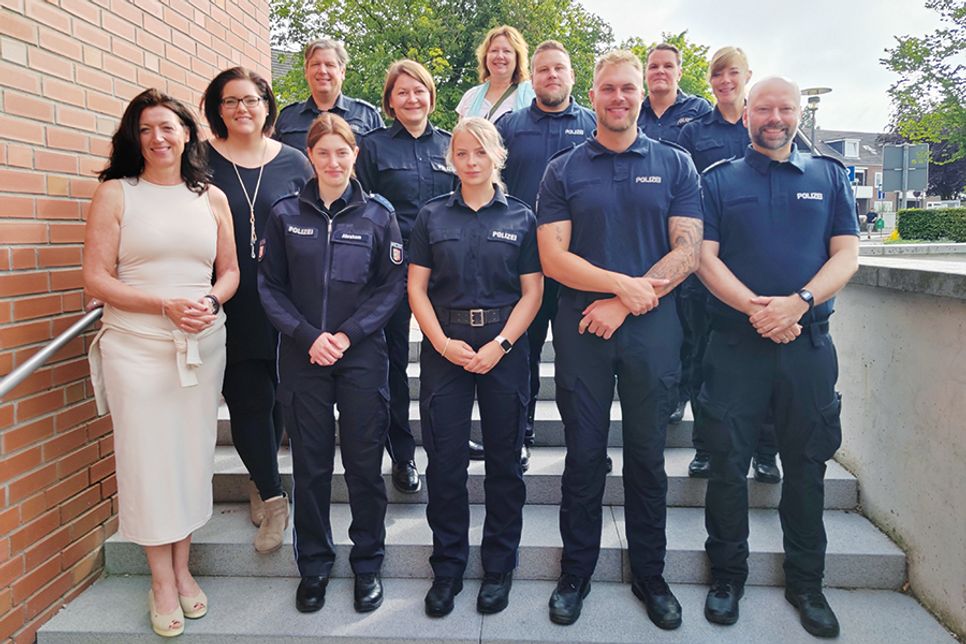 Bürgermeisterin Bettina Schäfer und die stellvertretende Ordnungsamtsleiterin Julia Lorenz haben die Polizeibeamten zum Begrüßungsfrühstück der Bäderpolizei eingeladen.