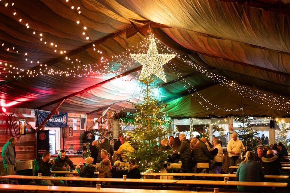 Ein Abend voller Musik, Atmosphäre und Winterzauber an der Grömitzer Eiszeit.
