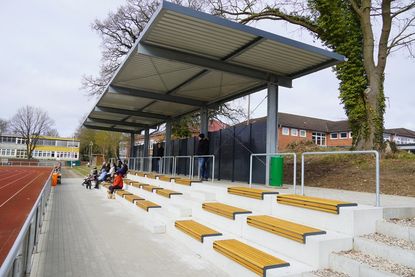 Mit seiner überdachten Tribüne bietet das Lensahner Jahnstadion optimale Voraussetzungen für einen tollen Fußballtag.