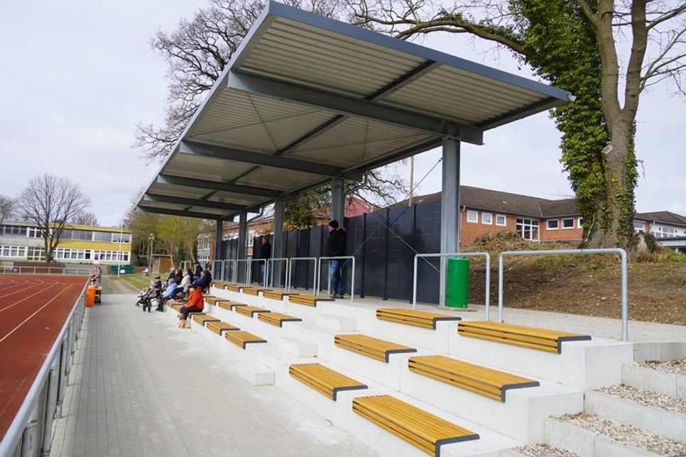 Mit seiner überdachten Tribüne bietet das Lensahner Jahnstadion optimale Voraussetzungen für einen tollen Fußballtag.