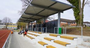Mit seiner überdachten Tribüne bietet das Lensahner Jahnstadion optimale Voraussetzungen für einen tollen Fußballtag.