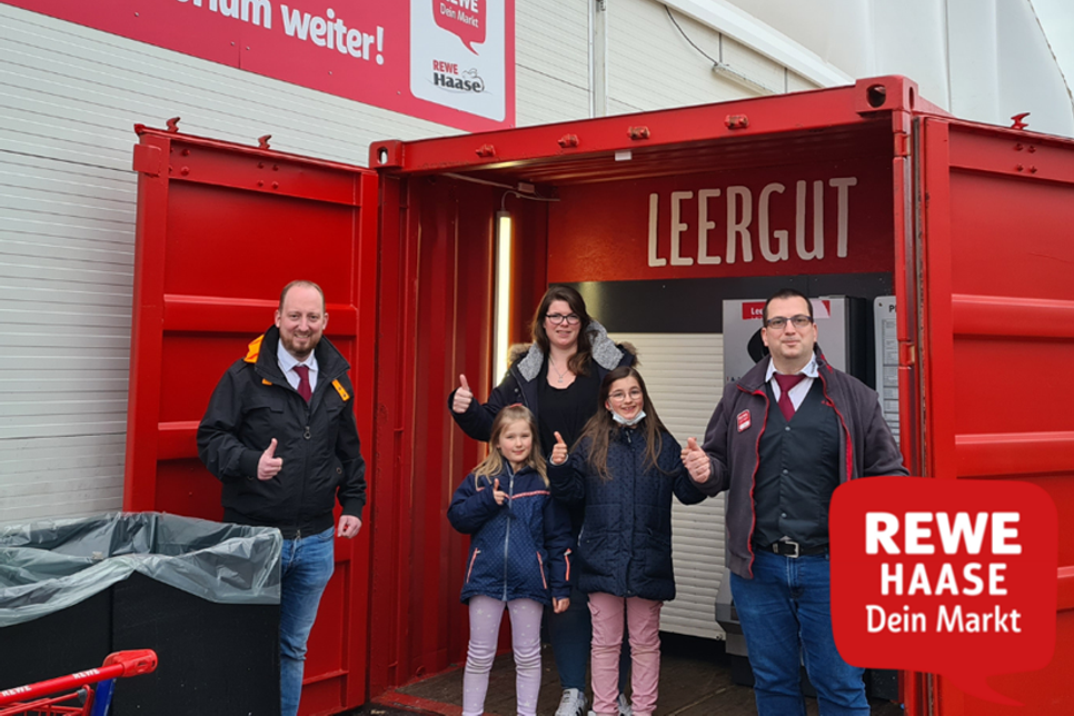 Rewe Haase mit Inhaber Benjamin Haase (lks.) ruft gemeinsam mit Sarah Kaffka (2. Vorsitzende des Fördervereins „Die Wassergeister“) und ihren Töchtern Lotta und Amelie zur Pfandspende auf.