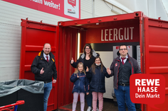 Rewe Haase mit Inhaber Benjamin Haase (lks.) ruft gemeinsam mit Sarah Kaffka (2. Vorsitzende des Fördervereins „Die Wassergeister“) und ihren Töchtern Lotta und Amelie zur Pfandspende auf.