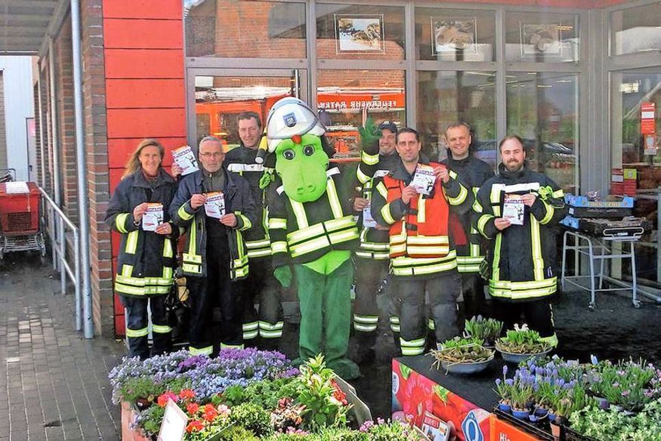 Am Ostersamstag war Flori Feuer, das Maskottchen der Feuerwehr Ratekau, bei REWE Bödicker in Ratekau vor Ort.