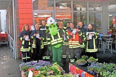 Am Ostersamstag war Flori Feuer, das Maskottchen der Feuerwehr Ratekau, bei REWE Bödicker in Ratekau vor Ort.