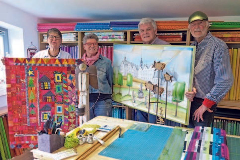 Im Timmdorfer Atelier von Stoff-Kunsthandwerkerin Ursula Becker (l.): Objektkünstlerin Karin Paprzik (Plön), Maler Rochus Langer (Eutin) und der Atelierbesitzer Günter Grell (Plön).