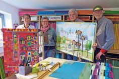 Im Timmdorfer Atelier von Stoff-Kunsthandwerkerin Ursula Becker (l.): Objektkünstlerin Karin Paprzik (Plön), Maler Rochus Langer (Eutin) und der Atelierbesitzer Günter Grell (Plön).