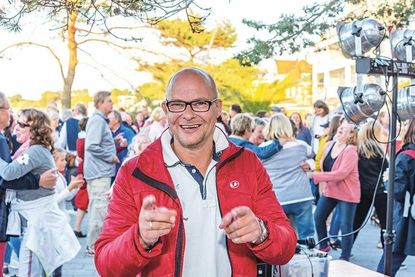 Seit 1990 als Discjockey für gute Laune im Einsatz: DJ René Kleinschmidt präsentiert wieder „Tanzen am Meer“ in Niendorf/Ostsee - und am 29. Juni auch erstmals in Timmendorfer Strand.