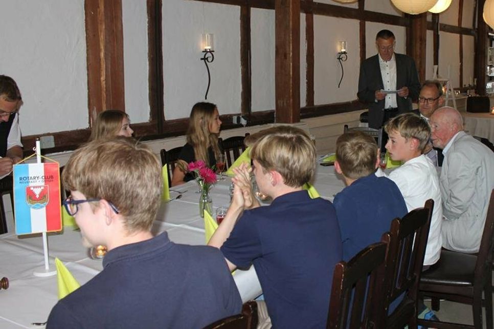 Manfred Rohde begrüßte die Schülerinnen und Schüler sowie zahlreiche Gäste im Marienhof.
