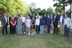 Der zukünftige Rotary-Präsident Manfred Rohde (lks., ab 22. Juni), KGN-Schulleitung sowie die offiziellen Vertreter der Stadt mit den teilnehmenden Schülerinnen und Schülern der Projekte.