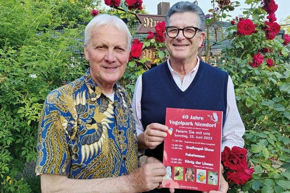 Klaus Langfeldt (links) und Massimo Menghini freuen sich am Sonntag über viele Besucher und Gratulanten, die zum 40. Geburtstag den Weg in den Vogelpark Niendorf finden.