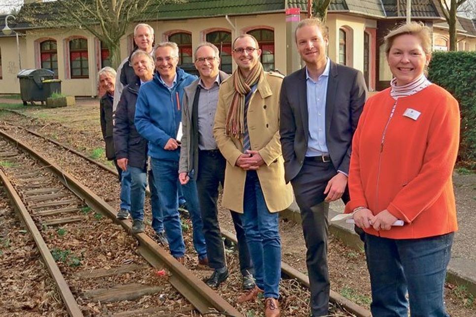 Sie haben am Stellen der  planerischen Weichen für die Wiederbelebung der Strecke mitgewirkt: Tanja Rönck, Sven Ole Ratjens, Dirk Schrödter, Reinhard Koch, Tim Brockmann, Dirk Sohn, Michael Prange und Heiner Monheim (von rechts).
