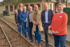 Sie haben am Stellen der  planerischen Weichen für die Wiederbelebung der Strecke mitgewirkt: Tanja Rönck, Sven Ole Ratjens, Dirk Schrödter, Reinhard Koch, Tim Brockmann, Dirk Sohn, Michael Prange und Heiner Monheim (von rechts).