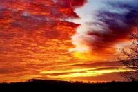 Die Sonne leuchtet in faszinierenden Rotnuancen - Melanie Westphalen hat dieses Himmelsspektakel in Kassau fotografiert.