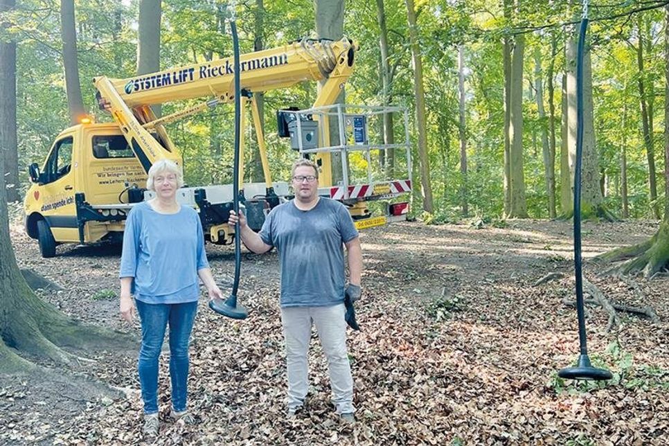Carolin Welchert und Paul Mahr nach der verrichteten Arbeit.