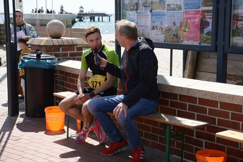 Gewinner des Halbmarathons Simon Müller hatte auch nach 21,1 Kilometern noch genug Luft für ein Interview nach dem Lauf mit Sportmoderator Rudi Dautwitz.