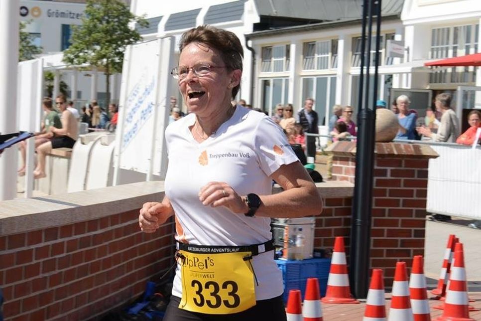 Martina Linke kam als schnellste Frau nach  21,1 Kilometern in 1:34:39 mit einem Lachen im Gesicht ins Ziel.
