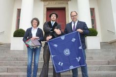 Ulrike Gollan-Lambeck, Felix Lambeck und Bürgermeister Mirko Spieckermann (v. lks.) mit den traditionell handgefertigten „Charlies“.