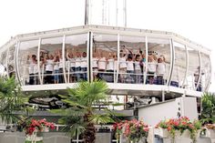Zum Ende ihrer Grundschulzeit durften die Timmendorfer Schüler eine „Ehrenrunde“ mit dem City-Skyliner drehen, der bis zum Sonntag neben dem „Alten Rathaus“ steht. Am Donnerstag sind die Niendorfer Viertklässler eingeladen. (Foto: TSNT GmbH)