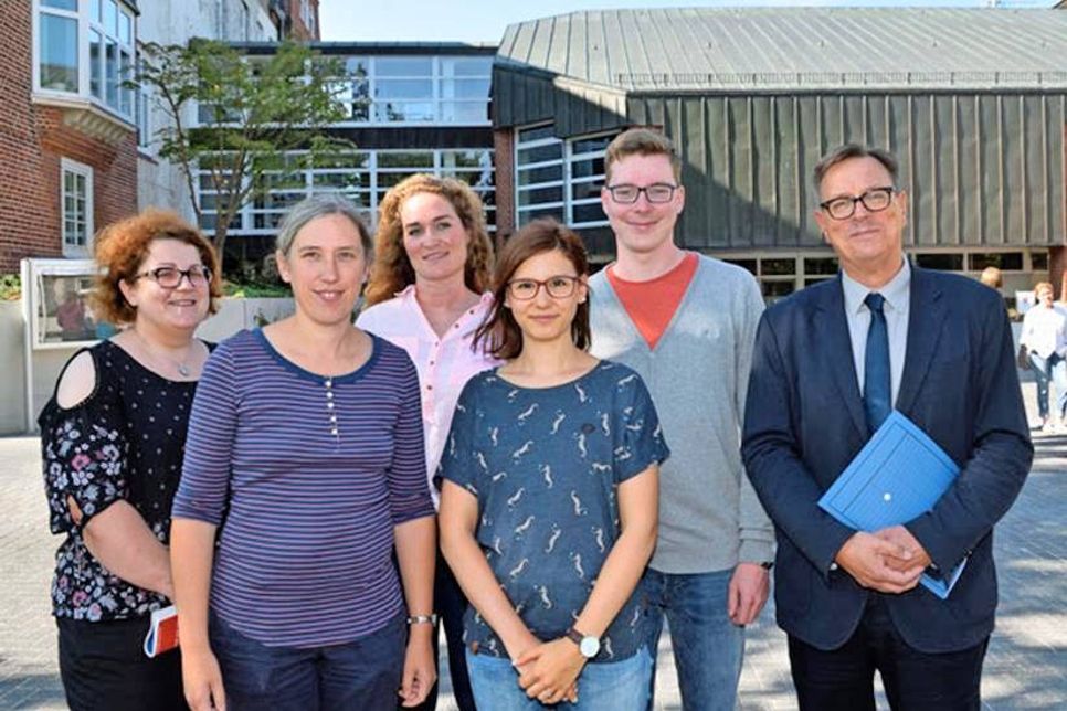 Die Anwärter für das Lehramt für Sonderpädagogik (hintereinander) Marie-Luis Adler, Anna Opoka-Trela und Maike Puddig gefolgt von Miriam Bansemer, Anwärterin für das Lehramt an Sekundarschulen, sowie Felix Adler, Anwärter für das Lehramt für Sonderpädagogik und Schulrat Stefan Beeg.