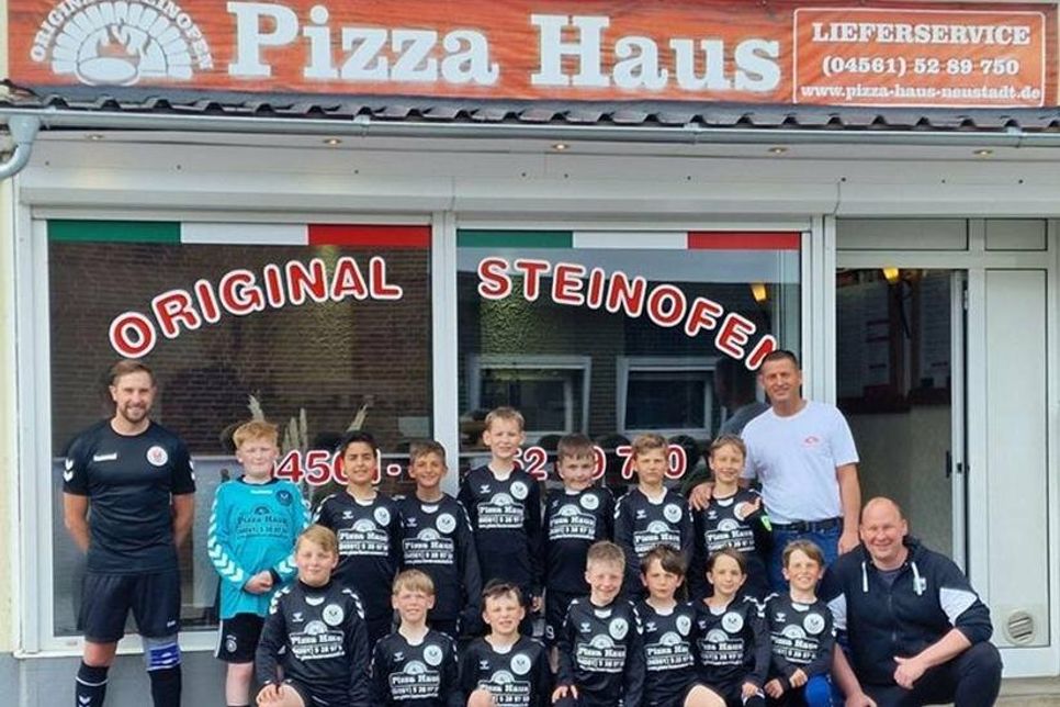 Die Jugendfußballer des TSV Neustadt mit ihrem Sponsoren, dem Pizza Haus Neustadt.