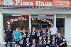 Die Jugendfußballer des TSV Neustadt mit ihrem Sponsoren, dem Pizza Haus Neustadt.