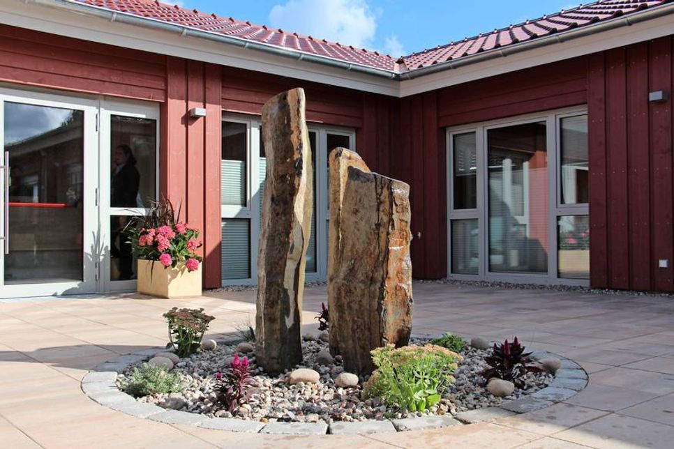 Bereits der Innenhof präsentiert sich getreu dem Motto: „Entschleunigen, bei sich ankommen und auf sich konzentrieren“ mit einer einer Naturstein-Installation.