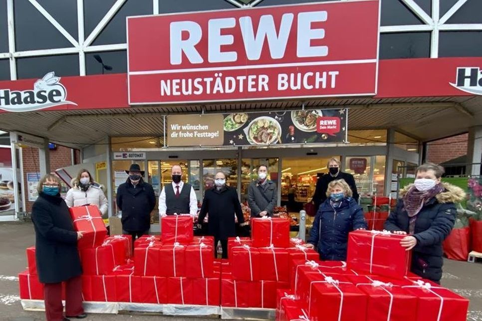 Die Evangelische und Katholische Kirche, vertreten durch Pastor Jens Rathjen und Andreas Hasse, und der Deutsche Kinderschutzbund Ostholstein, vertreten durch Ulrike Kohlmorgen und Mechthild Piechulla, nehmen dankend die Pakete vom Lions Club Neustadt, vertreten durch die Präsidentin Vera Litzka und dem Clubsekretär Ralf Hübner, und vom Rewe-Markt in der Sierksdorfer Straße, vertreten durch Marktleiter Benjamin Haase, entgegen.