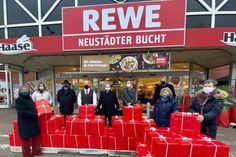Die Evangelische und Katholische Kirche, vertreten durch Pastor Jens Rathjen und Andreas Hasse, und der Deutsche Kinderschutzbund Ostholstein, vertreten durch Ulrike Kohlmorgen und Mechthild Piechulla, nehmen dankend die Pakete vom Lions Club Neustadt, vertreten durch die Präsidentin Vera Litzka und dem Clubsekretär Ralf Hübner, und vom Rewe-Markt in der Sierksdorfer Straße, vertreten durch Marktleiter Benjamin Haase, entgegen.