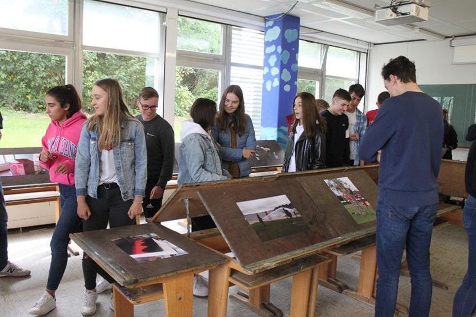 Neugierig begutachteten Schüler des KGN die Ergebnisse des Workshops im Kunstraum.