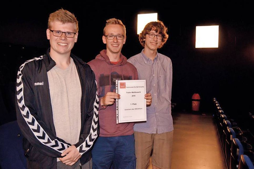 Nico Röske (v.l.), Arne Matthes und Leon Brüggemann vom Gymnasium am Mühlenberg lieferten aus Sicht der Jury den besten Beitrag und freuten sich über ein Preisgeld von 500 Euro. (Foto: Setje-Eilers)