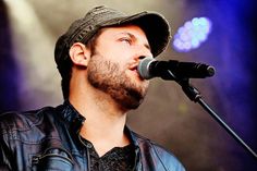 Mit seiner leidenschaftlich, unverwechselbar rauchig-souligen Stimme erweckt Jörg Lornsen seine poetischen Texte zum Leben. (Foto: Veranstalter)