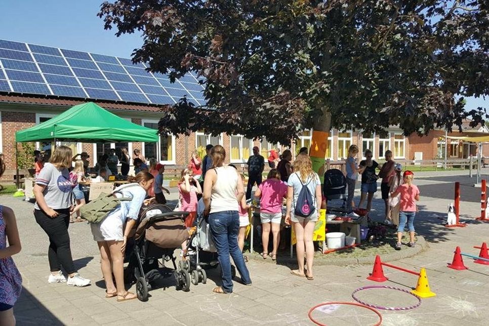 Jeder, der einmal die Schule näher kennenlernen, ein paar entspannte Stunden verbringen oder einfach mal einen Klönschnack bei Kaffee und Kuchen halten möchte, ist herzlich willkommen.