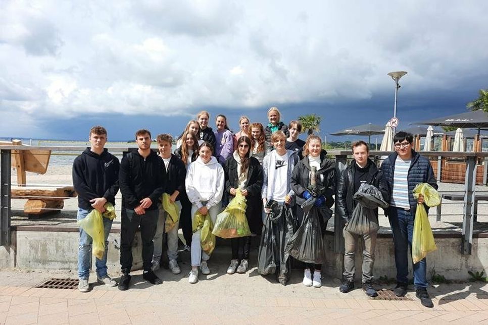Die Klasse BG-EE-20 des Beruflichen Gymnasiums hat vom Strandabschnitt Neustadt bis nach Pelzerhaken Müll gesammelt.