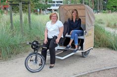 Kerstin Gragert, Strandtaxi (lks., Organisation) und Doris Wilmer-Huperz von der Tourismus-Agentur Lübecker Bucht.