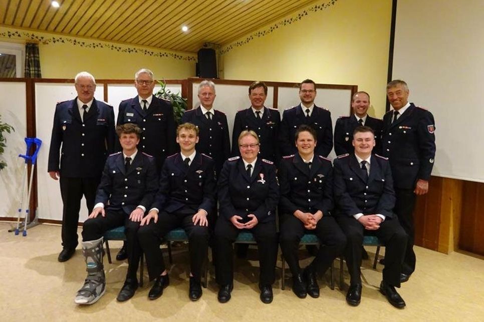 Klaus Seehase, Kay Fischer (Kreisfeuerwehrverband), Carsten Schulz, Ralf Höppner, Henning Kröger, Sascha Seehase, stellvertretender Bürgermeister Helmut Lange (hinten v. lks.); Joel Befeld, Yannik Brömme, Britta Lange, Leif-Erik May, Johannes Kempe (vorne v. lks.).
