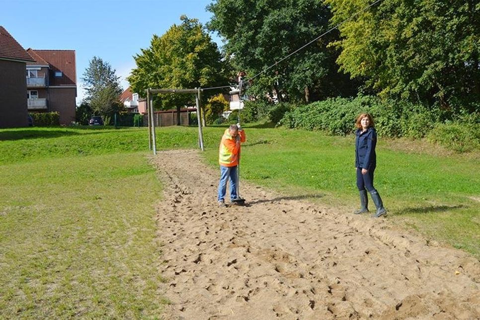 Der stellvertretende Bauhofleiter ist qualifizierter Spielplatzprüfer. Mit Stockelsdorfs Bürgermeisterin Julia Samtleben informierte er über die Situation der Spielplätze in der Gemeinde.