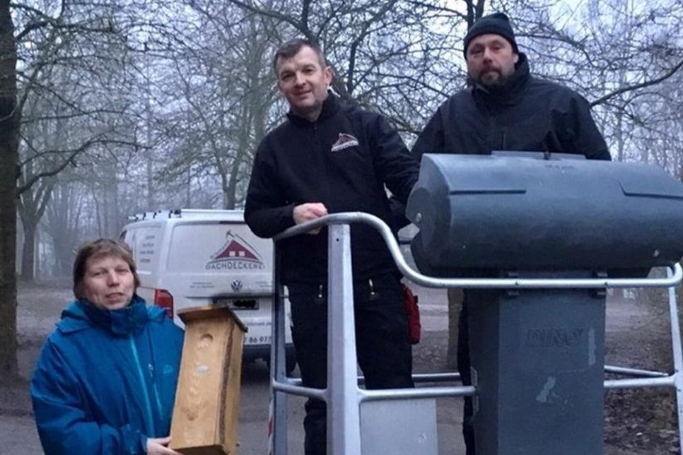 Der Dank der Schulverbandsvorsteherin, Angela Hüttmann, geht an den Dachdecker Ronny Bismark und dem Zimmermann Andy Hanck, die maßgeblich durch ihre schnelle Unterstützung samt spezieller Hubarbeitsbühne zu einer guten Lösung beitragen konnten.