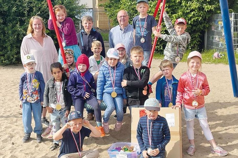Die ausgezeichneten Kindergarten-Vorschulkinder der Kita Mittenmang mit Alexandra Hochbaum (Kita Mittenmang), Janina Mahncke (Koordination „JuniorCampus – FRAGEN, FORSCHEN UND BEGREIFEN!) und Axel Bülow (Rose-Stiftung Lübeck).