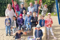 Die ausgezeichneten Kindergarten-Vorschulkinder der Kita Mittenmang mit Alexandra Hochbaum (Kita Mittenmang), Janina Mahncke (Koordination „JuniorCampus – FRAGEN, FORSCHEN UND BEGREIFEN!) und Axel Bülow (Rose-Stiftung Lübeck).