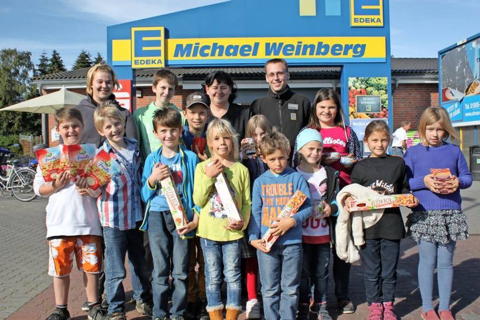 Übergabe der Zutaten an die Kinder und die Leitung des Jugendtreffs durch Marktleiter Markus Spieckermann.