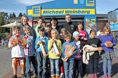 Übergabe der Zutaten an die Kinder und die Leitung des Jugendtreffs durch Marktleiter Markus Spieckermann.